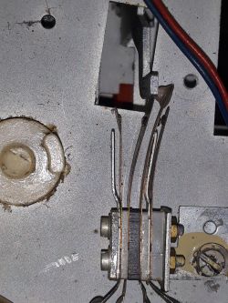 Płytka z przewodami i stykami w urządzeniu elektronicznym.