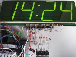 Zegar na wyświetlaczu LED z zepsutego, starego radiobudzika