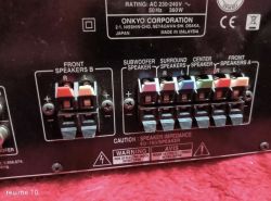 Panel tylny amplitunera Onkyo z kolorowymi zaciskami głośnikowymi i oznaczeniami kanałów