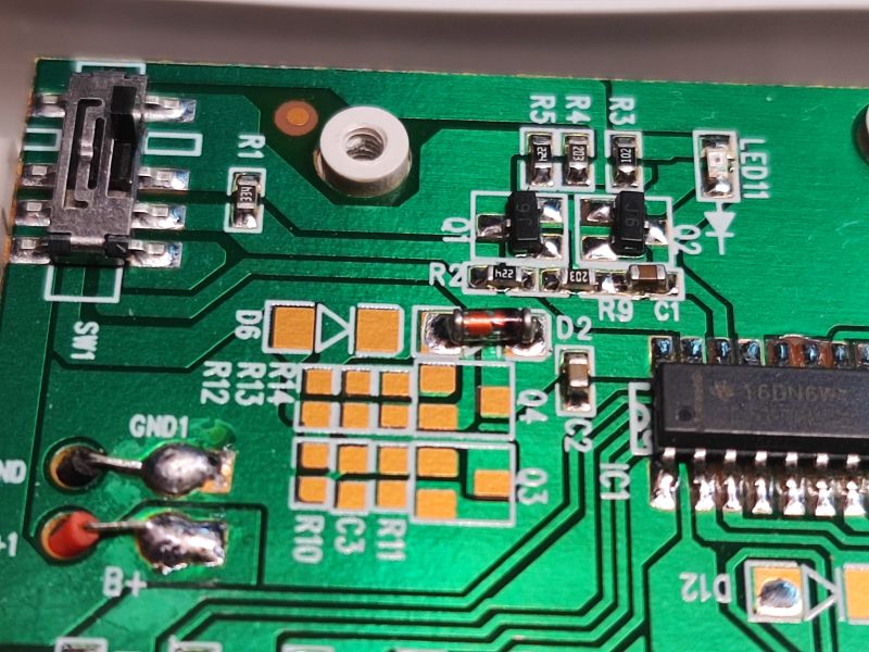 Zbliżenie na płytkę drukowaną z elementami elektronicznymi testera kabli.