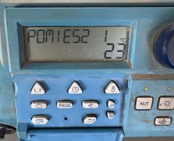 Sterownik Buderusa z wyświetlaczem pokazującym temperaturę 23 stopnie