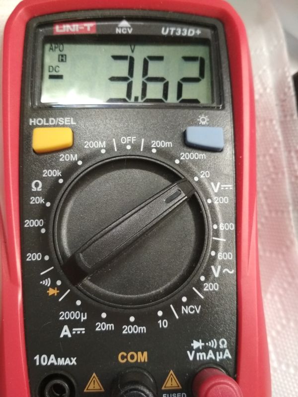 Zbliżenie na miernik cyfrowy UNI-T UT33D+, który wskazuje napięcie 3.62 V w trybie pomiaru DC.