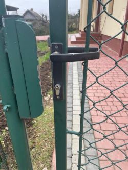 Brama z zamontowaną klamką i miejscem na elektrozaczep