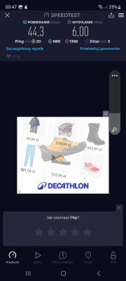 Screenshot testu prędkości internetu z wynikami pobierania i wysyłania wraz z reklamą Decathlon.
