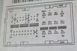 Schemat pinów złącza radia samochodowego z opisami „Radio ON”, głośniki RR/FR/FL/RL i numerami pinów