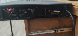 Tylny panel magnetowidu Panasonic NV-J35EE z podłączonymi kablami RCA.