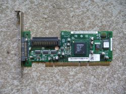 Karta SCSI Adaptec 29320ALP na beżowym tle.