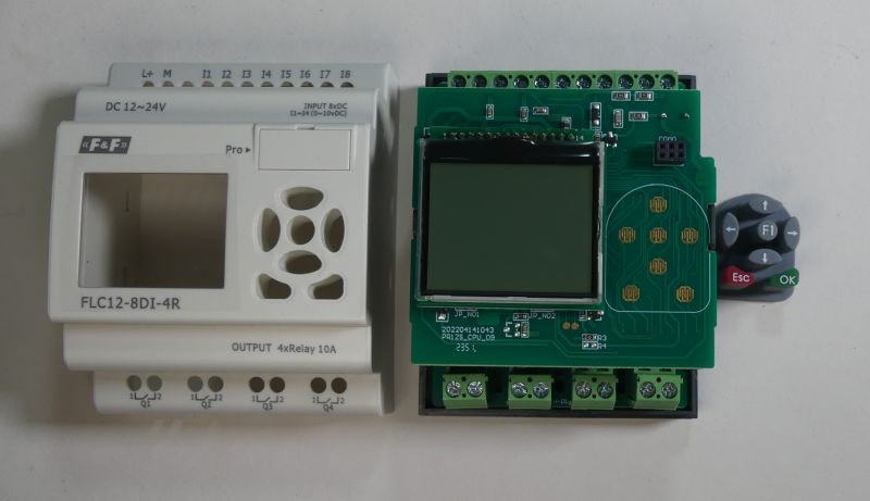 Programowalny sterownik logiczny FLC12-8DI-4R firmy F&amp;F, zdemontowany na obudowę i płytkę elektroniczną z wyświetlaczem LCD.
