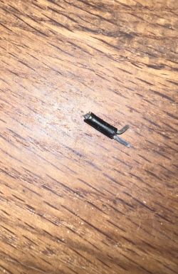 Krótki odcinek czarnego dwużyłowego przewodu elektrycznego na drewnianym blacie