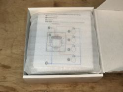 Rozpakowany włącznik światła LXM172 z folią ochronną.