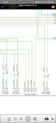 Schemat połączeń systemu audio samochodu z widocznymi kablami bazowymi i subwooferem.