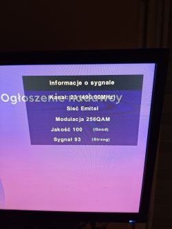 Ekran telewizora pokazujący parametry sygnału na kanale 23 z sieci Emitel.