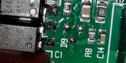 Zbliżenie płytki PCB z oznaczeniem D9 i wylutowanym elementem SMD w obudowie SOT-23