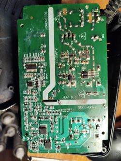 Płytka PCB ładowarki z widocznymi oznaczeniami R8 i R54 na sekcji PRIMARY.