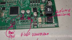 Płytka drukowana z elementami elektronicznymi i zaznaczeniami problematycznych części.