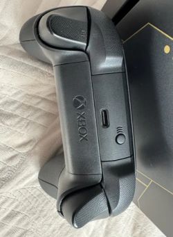 Kontroler konsoli Xbox Series X Halo Infinite Limited Edition na jasnym tle.