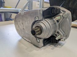 Silnik elektryczny BROSE do roweru, aluminiowa obudowa, widoczny wałek i złącza