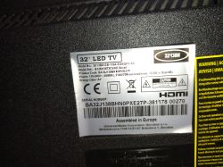Etykieta z tyłu telewizora LED 32 cale z informacjami technicznymi.