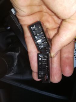 Pioneer mvh-s100ub w VW Golf IV się wyłącza i nie włącza - co robić?