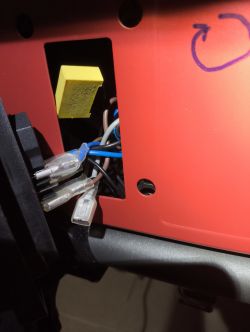 Zbliżenie na puszkę z przewodami w urządzeniu elektrycznym.