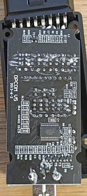 Płytka drukowana interfejsu OPCOM V5 z widocznymi komponentami elektronicznymi.