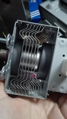 Iskrzenie w mikrofalówce Samsung FW213G001 pod talerzem obrotowym