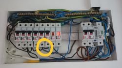 N and PE terminal rails - whether they should be connected (bridged)