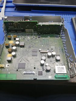 Widok wnętrza stacji multimedialnej systemu MIB STD2 z odkrytą płytką drukowaną.