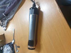 Suszarka Remington Keratin Protect leżąca na stole.
