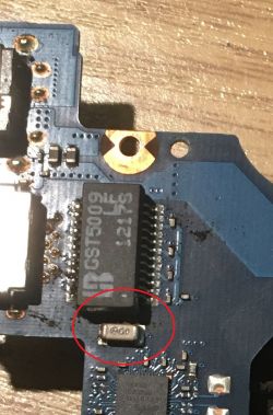 Element na płycie głównej laptopa Samsung NP300E5A zaznaczony w czerwonym kółku.