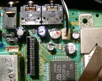 Jak odczytać oznaczenia kondensatorów SMD na zdjęciu? 100uF/10V, 1uF, 22uF/10V