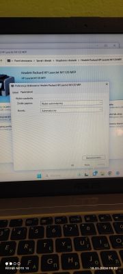 Zdjęcie ekranu laptopa pokazujące ustawienia drukarki HP LaserJet M1120 dotyczącą drukowania dwustronnego.