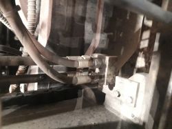 Kwadratowy blok hydrauliczny z czterema przewodami przy wózku widłowym