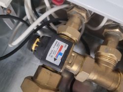 Zawór mieszający na instalacji grzewczej.
