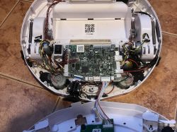 Wnętrze odkurzacza smart/robota sprzątającego z WiFi Medion 13277