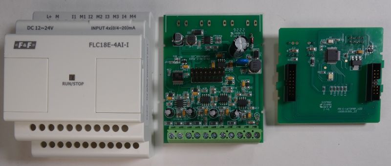 Trzy moduły elektroniczne: z lewej sterownik F&amp;F FLC18E-4AI-I, pośrodku płytka z elektroniką i złączami śrubowymi, z prawej zielona płytka PCB z układami scalonymi.