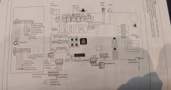 Schemat elektryczny kotła gazowego z oznaczeniami czujników i podzespołów