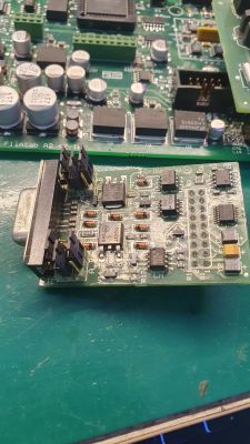 Zbliżenie na moduł elektroniczny z zworkami i komponentami na zielonej płytce PCB