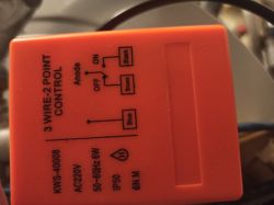 Zbliżenie na elektrozawór KWS-40008 z widocznym schematem podłączenia przewodów: czarny, brązowy i niebieski.