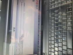 Widok na ekran laptopa z otwartym oprogramowaniem diagnostycznym oraz klawiaturą marki Toshiba.