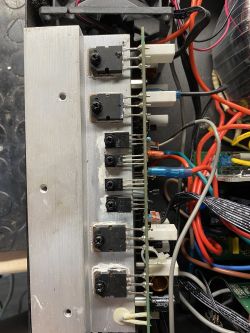 Moduły tranzystorów i okablowanie wewnątrz urządzenia elektronicznego