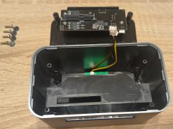 Wnętrze obudowy stacji dokującej Blueendless BS-HD01S z odłączoną płytką PCB i widocznym przewodem LED.