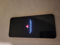 Smartfon leży na tkaninie; na ekranie komunikat „The system has been destroyed” z ikoną ostrzeżenia.