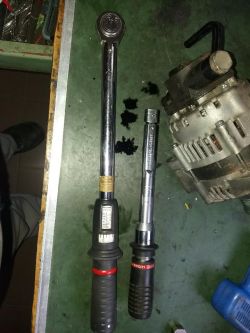 Klucz dynamometryczny dwukierunkowy: polecany, niedrogi, 20-100 Nm, do śrub lewych, cena ~150 zł.