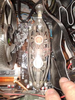 Jak poprawić chłodzenie AMD Radeon HD 5850 w obudowie z ograniczoną przestrzenią?