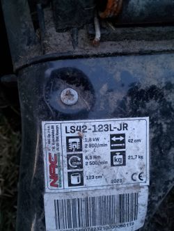 Etykieta znamionowa kosiarki NAC z oznaczeniem LS42-123L-JR i danymi technicznymi