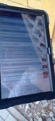 Zdjęcie ekranu z diagnostyki usterek samochodu Opel Meriva, pokazujące różne błędy systemowe i moduły.