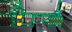 Zbliżenie płytki PCB interfejsu diagnostycznego z widocznymi układami scalonymi Winbond i HAC86.