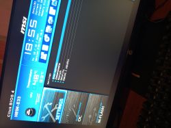 Ekran komputera z interfejsem BIOS MSI na monitorze.