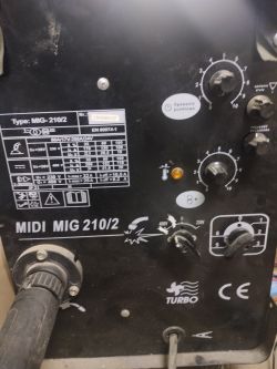 Panel spawarki MIDI MIG 210/2 z pokrętłami regulacji i tabliczką znamionową